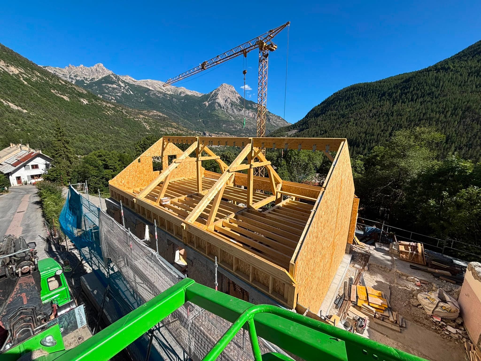 Vue aérienne d'une charpente en cours de montage