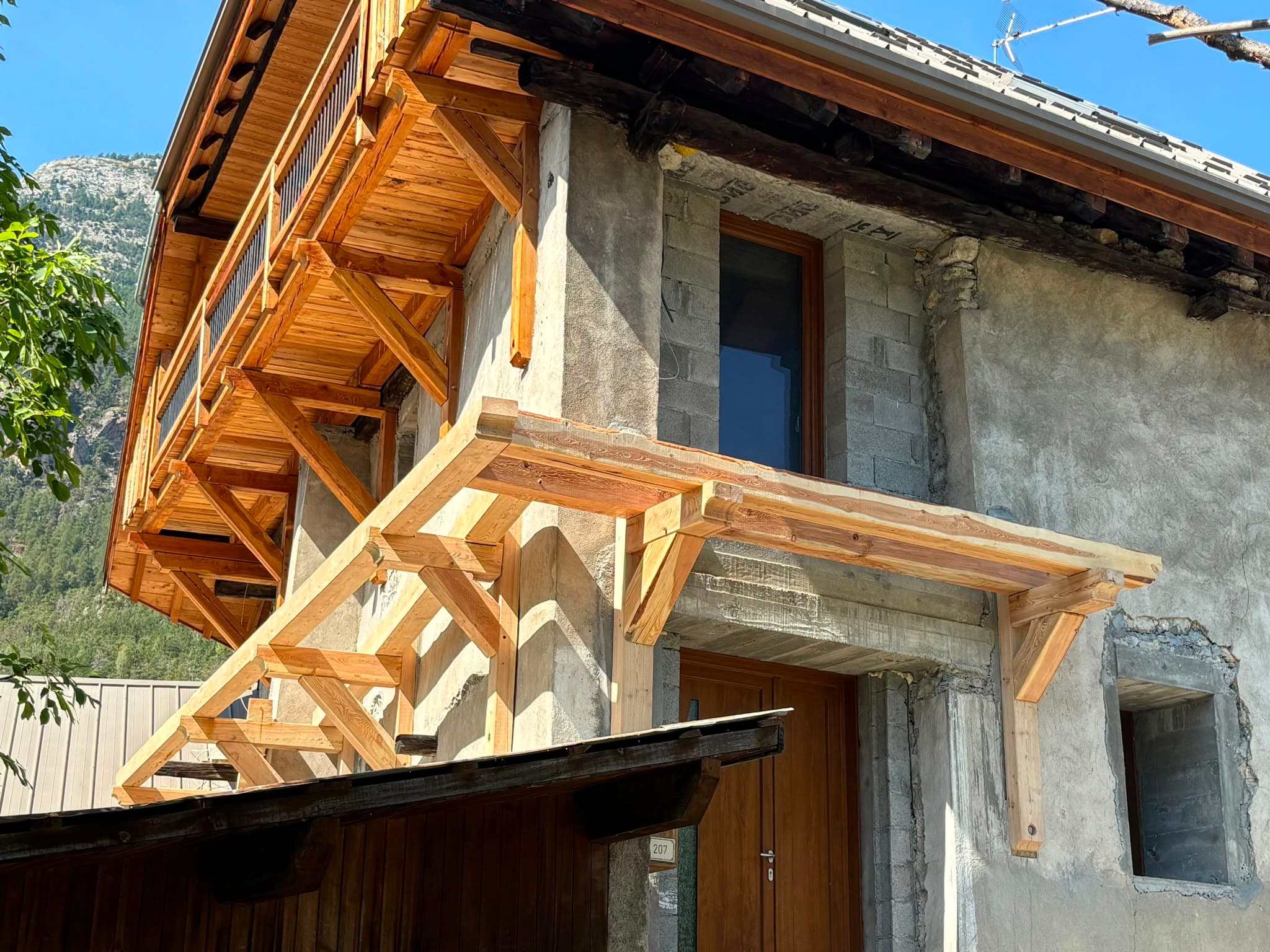 Charpente et corniche en bois sur une bâtisse ancienne en pierre