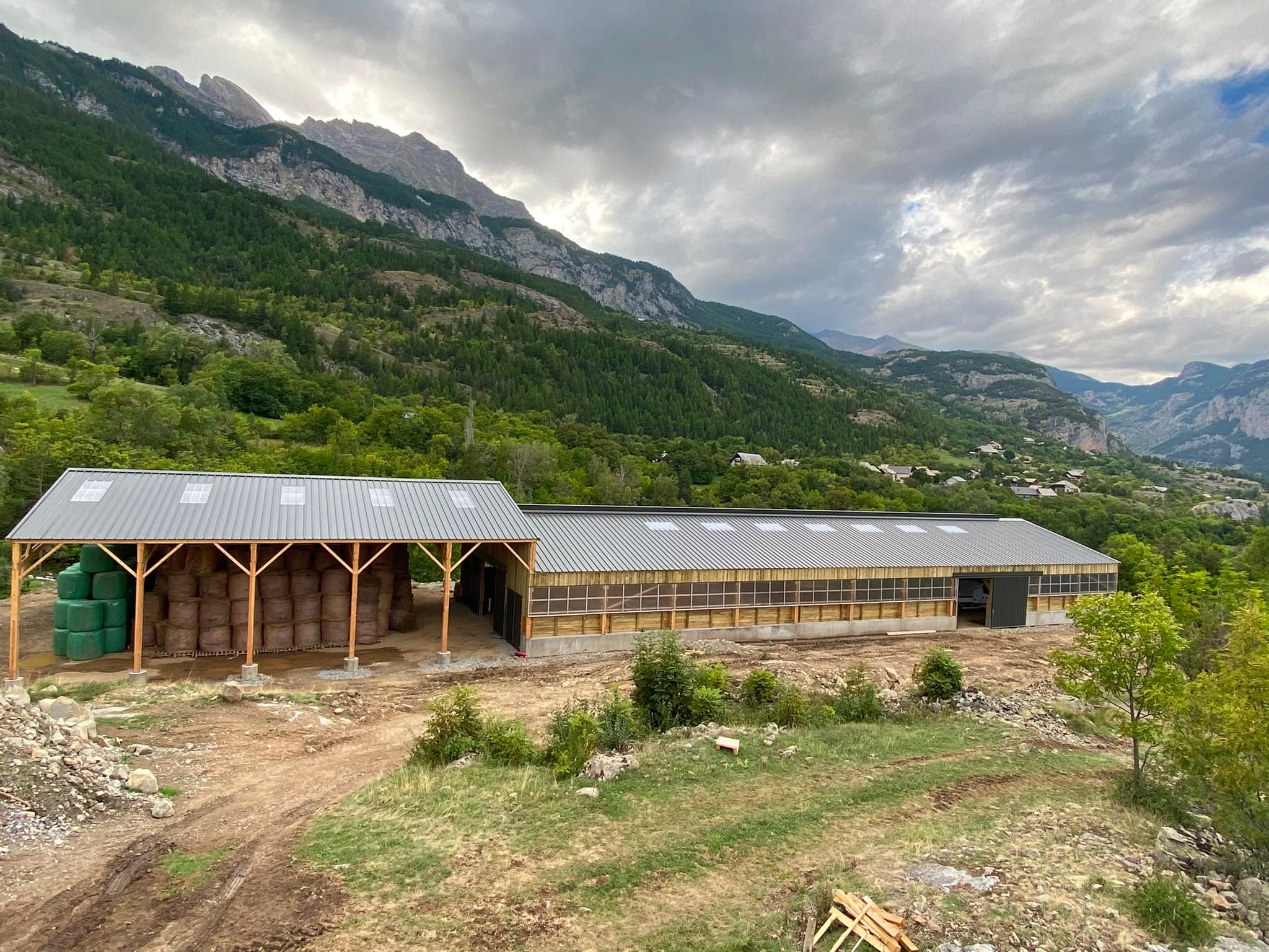 Bâtiment à ossature bois en cours de construction