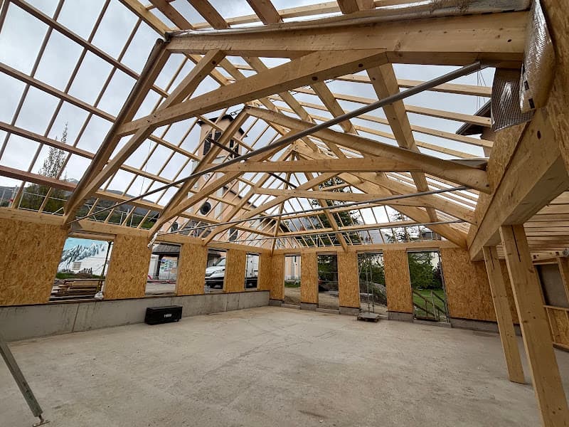 Charpente traditionnelle en cours de montage, structure en bois massif
