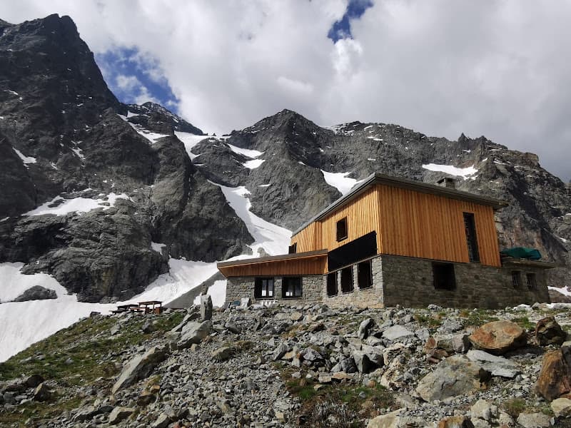 Bardage bois et couverture d'un refuge de montagne